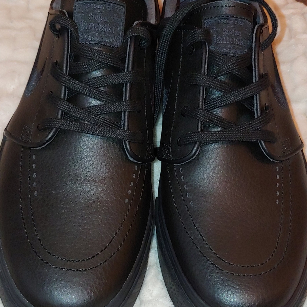 *NEVER WORN* NEW Nike All Black Men’s Janoski